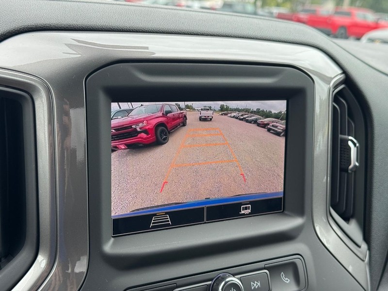 Chevrolet Silverado 1500 Vehicle Full-screen Gallery Image 15