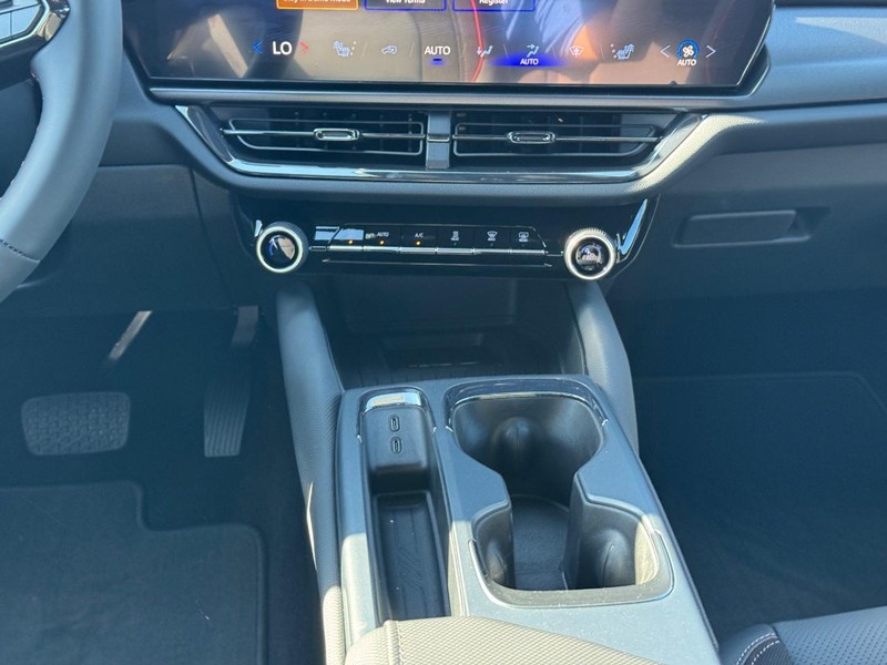 Chevrolet Equinox EV Vehicle Full-screen Gallery Image 9