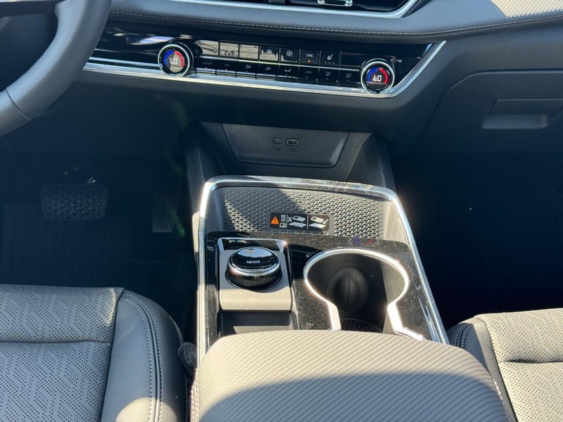 Chevrolet Equinox Vehicle Full-screen Gallery Image 9