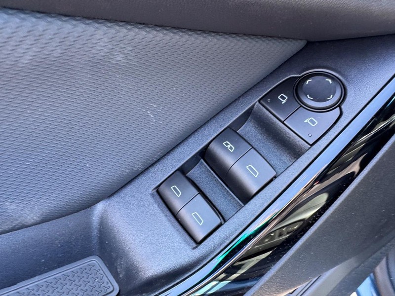 Chevrolet Equinox Vehicle Full-screen Gallery Image 11