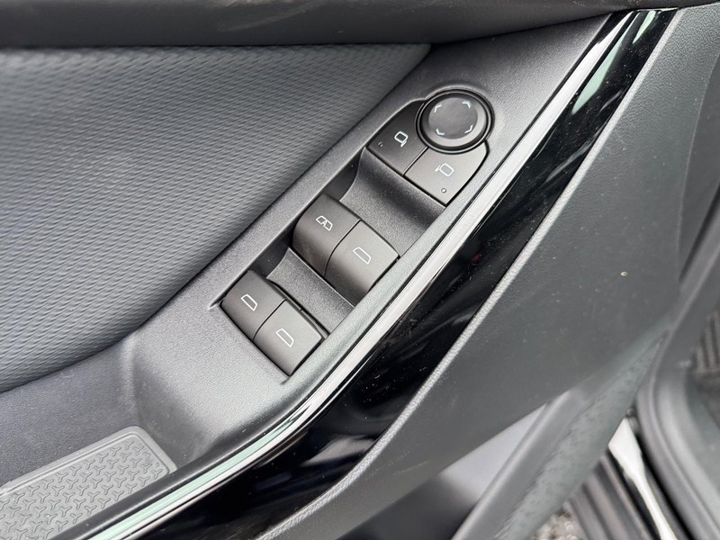 Chevrolet Equinox Vehicle Full-screen Gallery Image 11