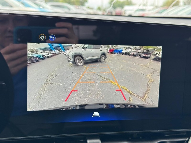 Chevrolet Equinox Vehicle Full-screen Gallery Image 16