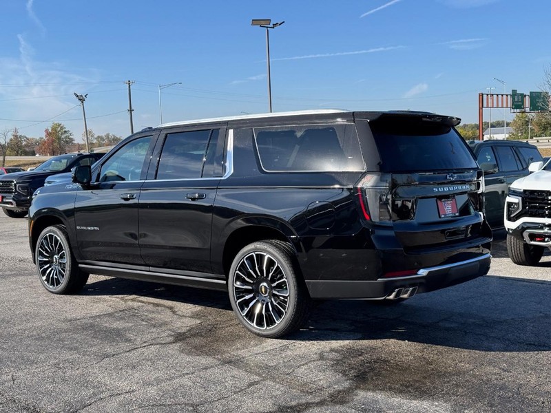 Chevrolet Suburban Vehicle Full-screen Gallery Image 3