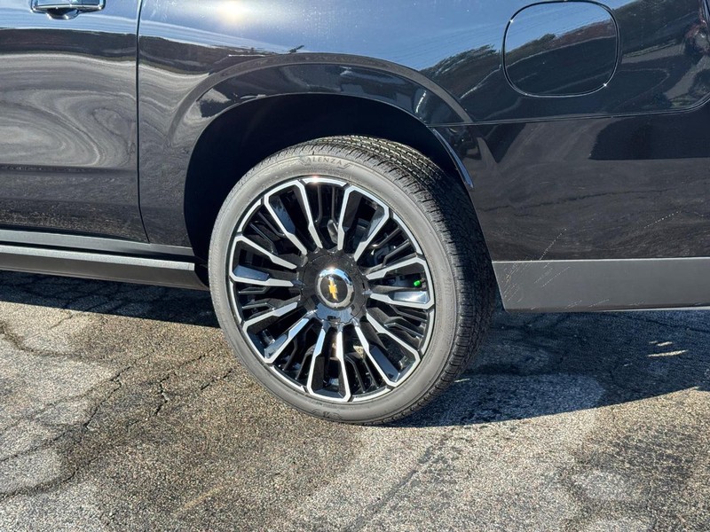 Chevrolet Suburban Vehicle Full-screen Gallery Image 4