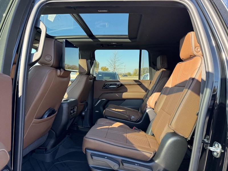 Chevrolet Suburban Vehicle Full-screen Gallery Image 5