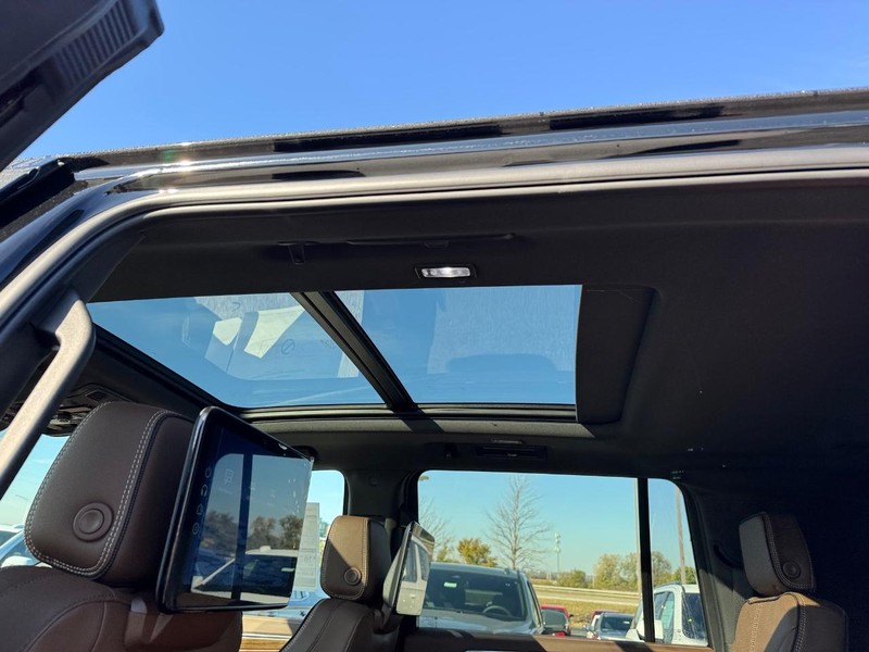 Chevrolet Suburban Vehicle Full-screen Gallery Image 6