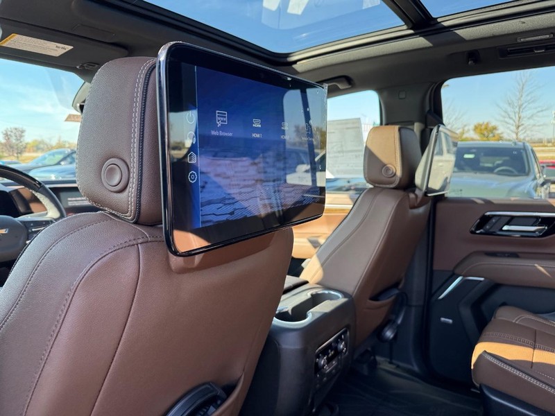 Chevrolet Suburban Vehicle Full-screen Gallery Image 7