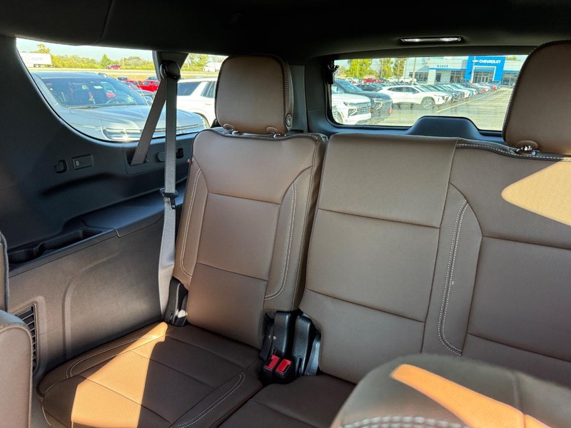 Chevrolet Suburban Vehicle Full-screen Gallery Image 8