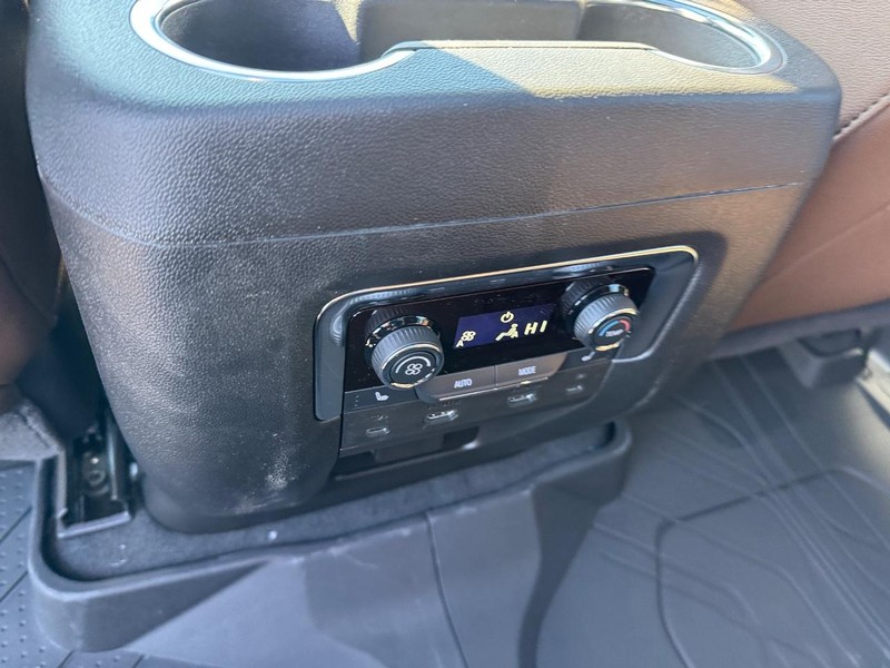 Chevrolet Suburban Vehicle Full-screen Gallery Image 9