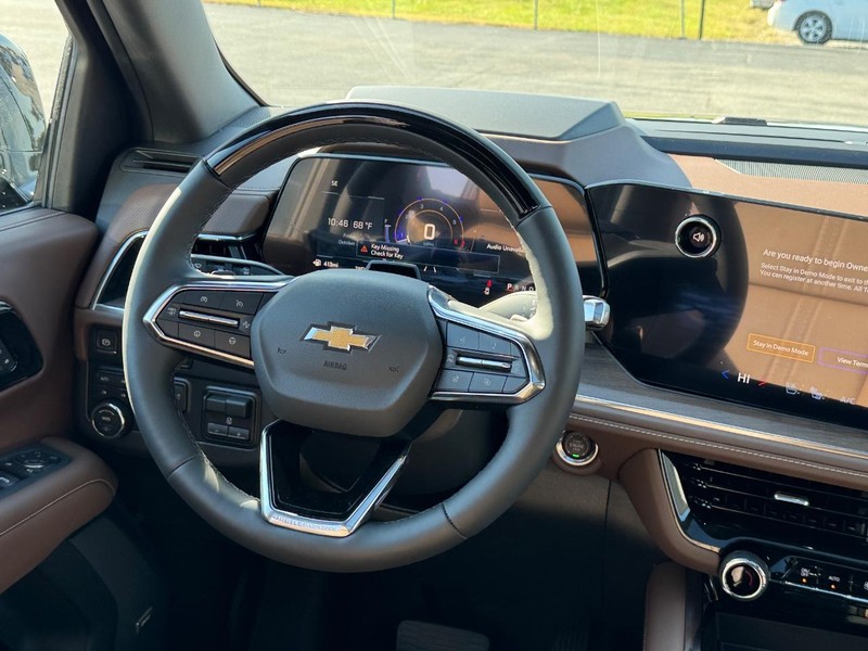 Chevrolet Suburban Vehicle Full-screen Gallery Image 11