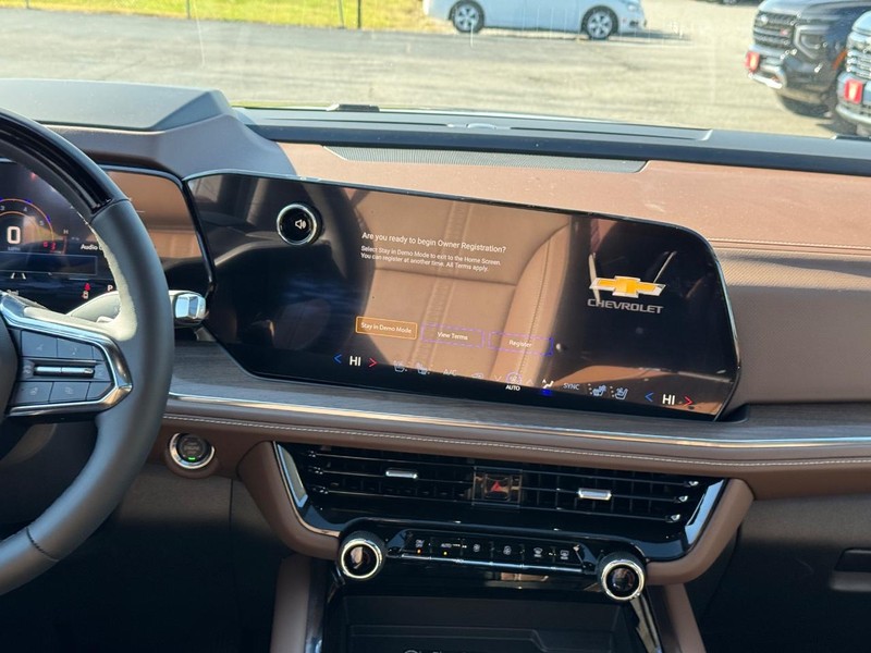 Chevrolet Suburban Vehicle Full-screen Gallery Image 12