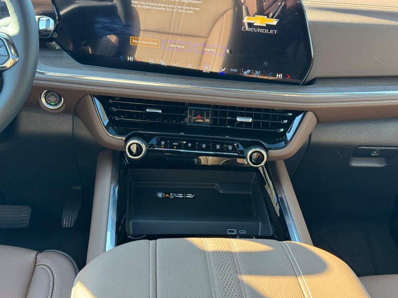 Chevrolet Suburban Vehicle Full-screen Gallery Image 13