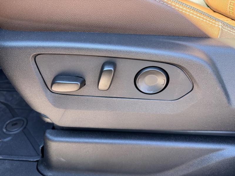 Chevrolet Suburban Vehicle Full-screen Gallery Image 14