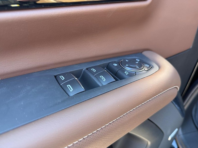 Chevrolet Suburban Vehicle Full-screen Gallery Image 15