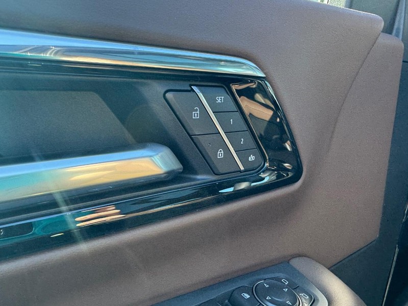 Chevrolet Suburban Vehicle Full-screen Gallery Image 16