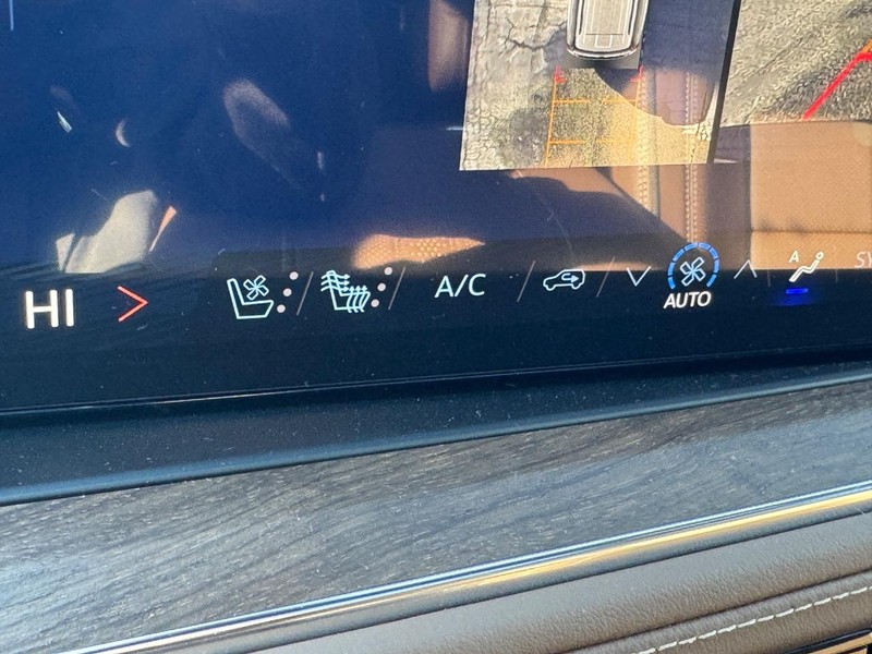 Chevrolet Suburban Vehicle Full-screen Gallery Image 20