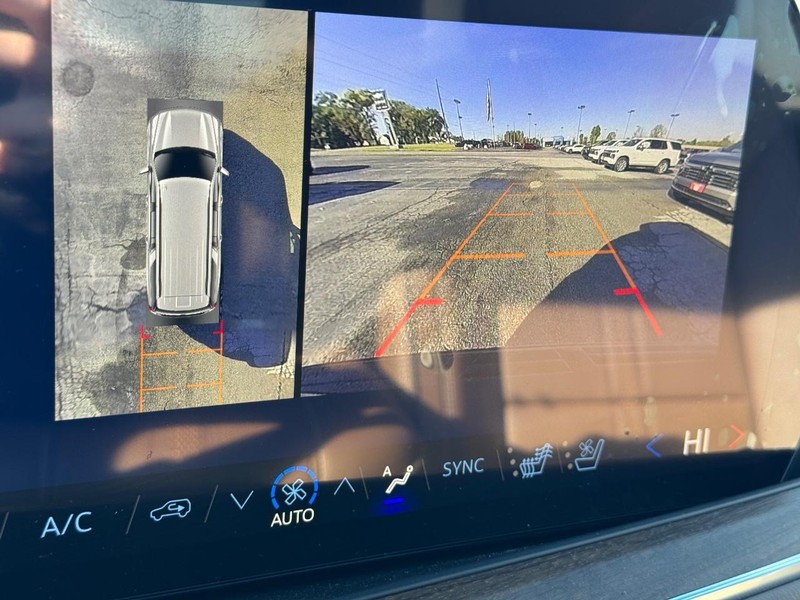 Chevrolet Suburban Vehicle Full-screen Gallery Image 21