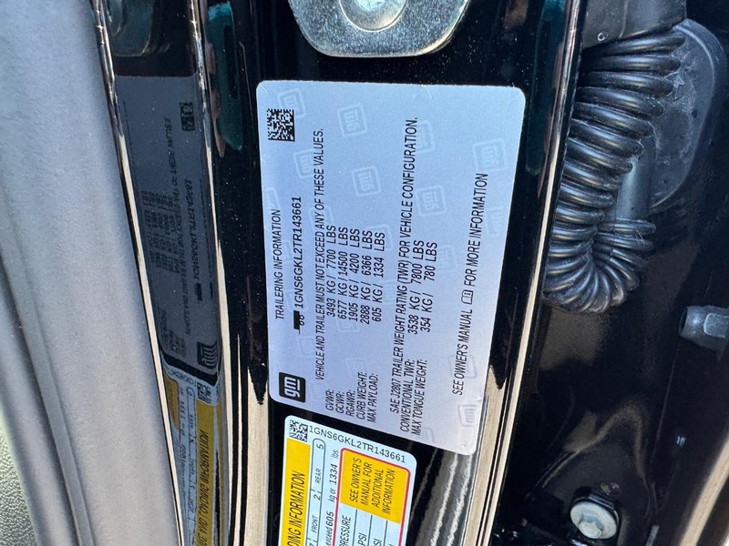 Chevrolet Suburban Vehicle Full-screen Gallery Image 22