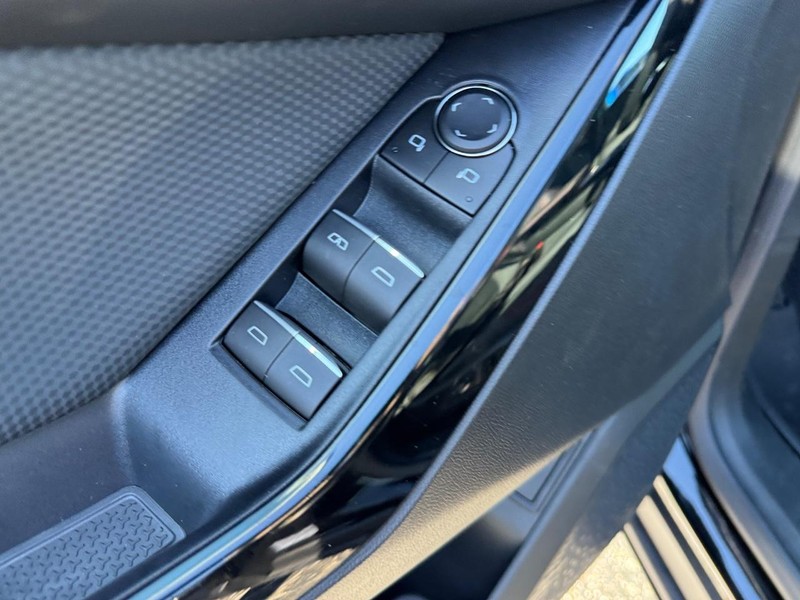 Chevrolet Equinox Vehicle Full-screen Gallery Image 12