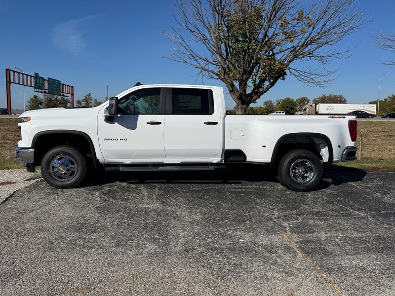 Chevrolet Silverado 3500HD Vehicle Full-screen Gallery Image 2