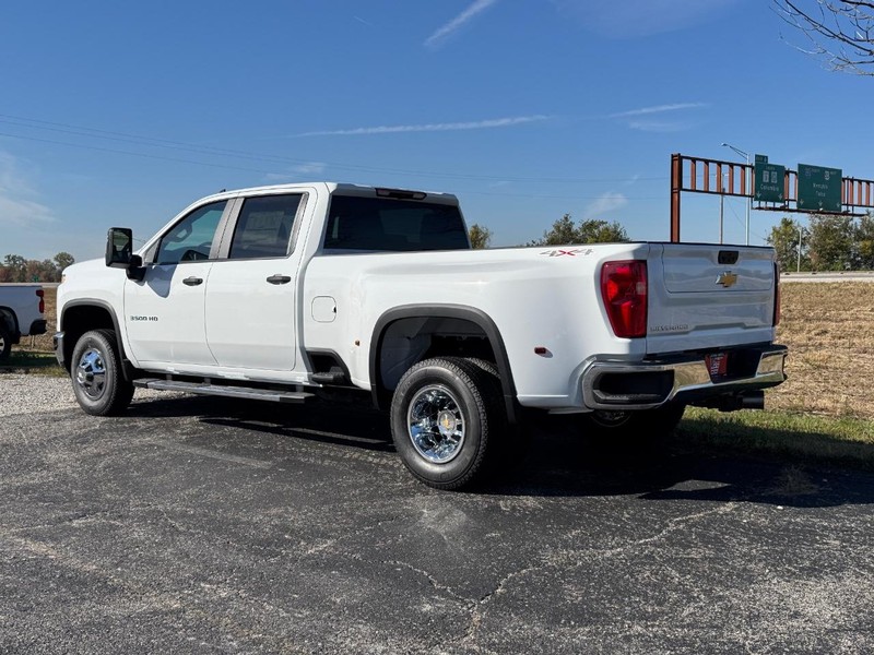 Chevrolet Silverado 3500HD Vehicle Full-screen Gallery Image 3