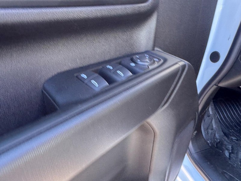 Chevrolet Silverado 3500HD Vehicle Full-screen Gallery Image 11