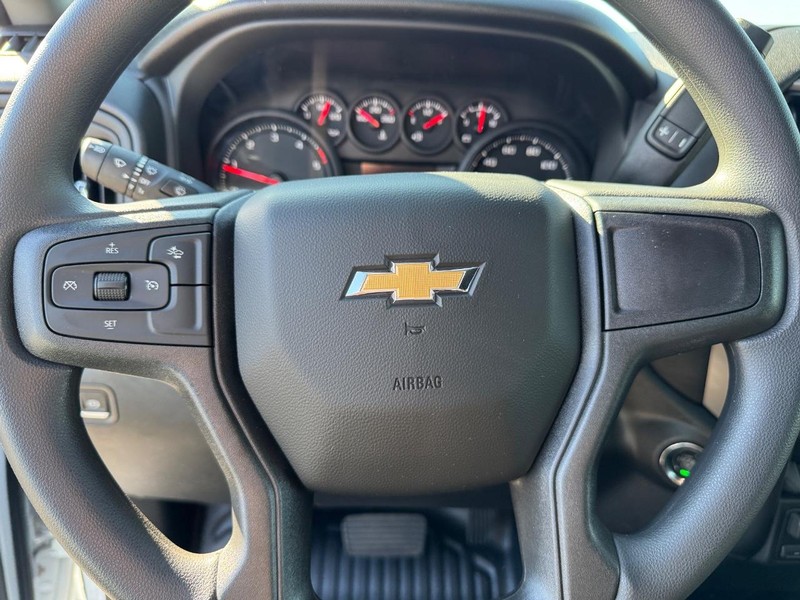 Chevrolet Silverado 3500HD Vehicle Full-screen Gallery Image 12