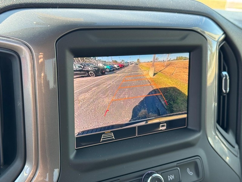 Chevrolet Silverado 3500HD Vehicle Full-screen Gallery Image 15