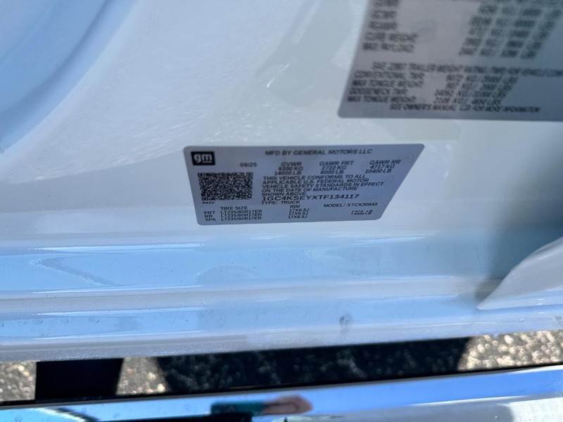 Chevrolet Silverado 3500HD Vehicle Full-screen Gallery Image 16