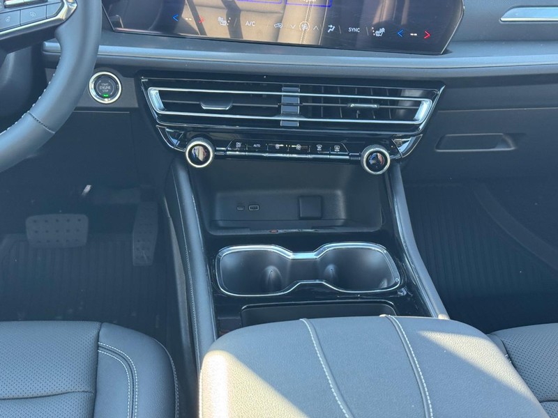 Chevrolet Traverse Vehicle Full-screen Gallery Image 12