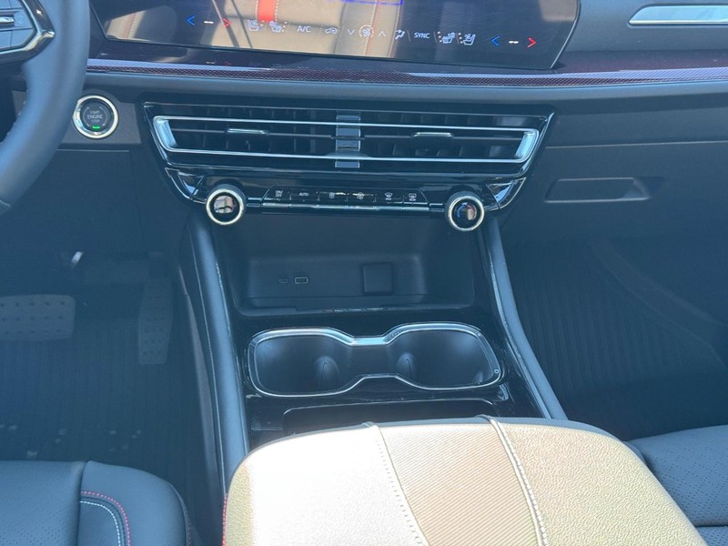 Chevrolet Traverse Vehicle Full-screen Gallery Image 12