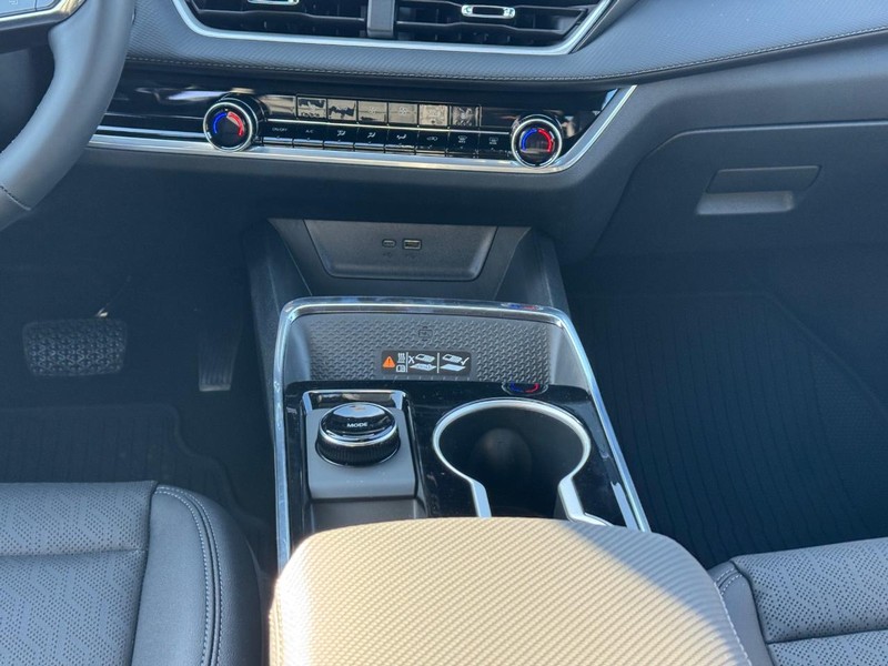 Chevrolet Equinox Vehicle Full-screen Gallery Image 9