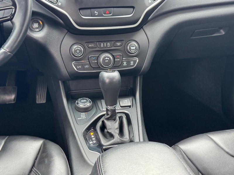 Jeep Cherokee Vehicle Full-screen Gallery Image 13