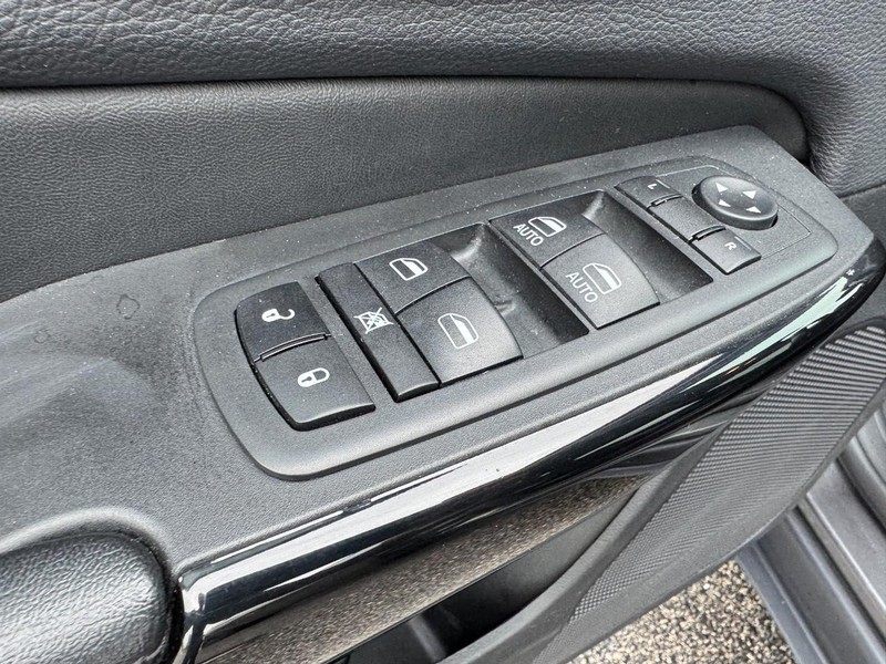 Jeep Cherokee Vehicle Full-screen Gallery Image 16