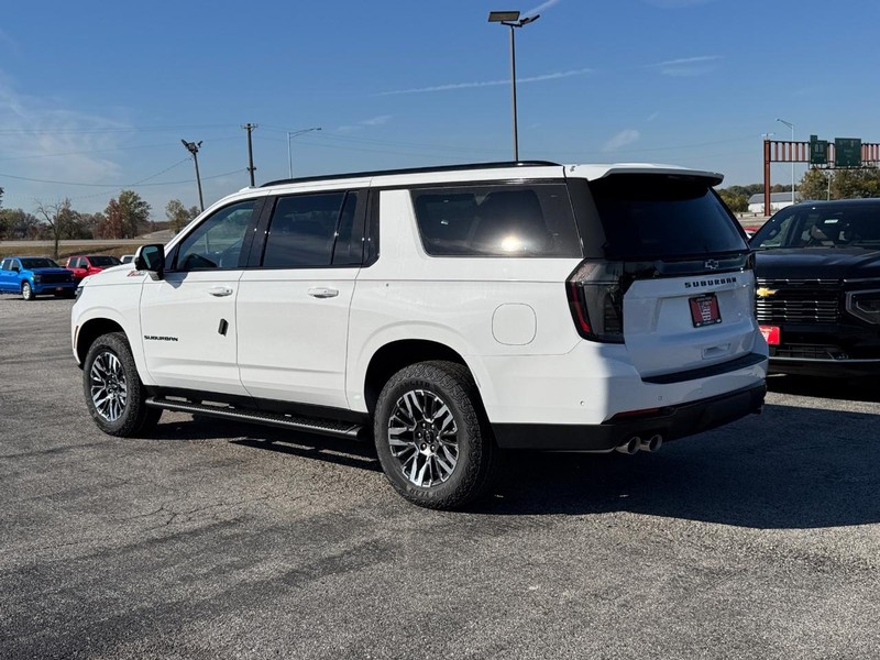 Chevrolet Suburban Vehicle Full-screen Gallery Image 3
