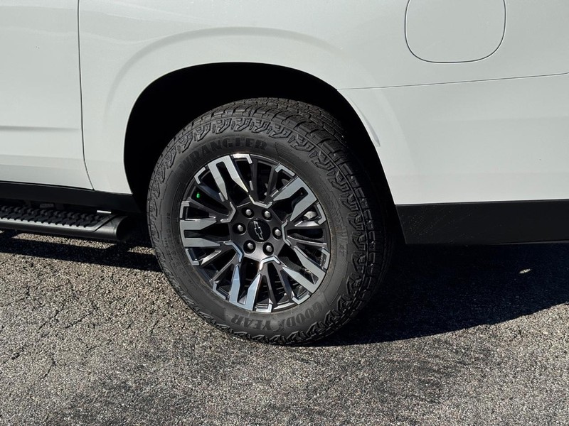 Chevrolet Suburban Vehicle Full-screen Gallery Image 4