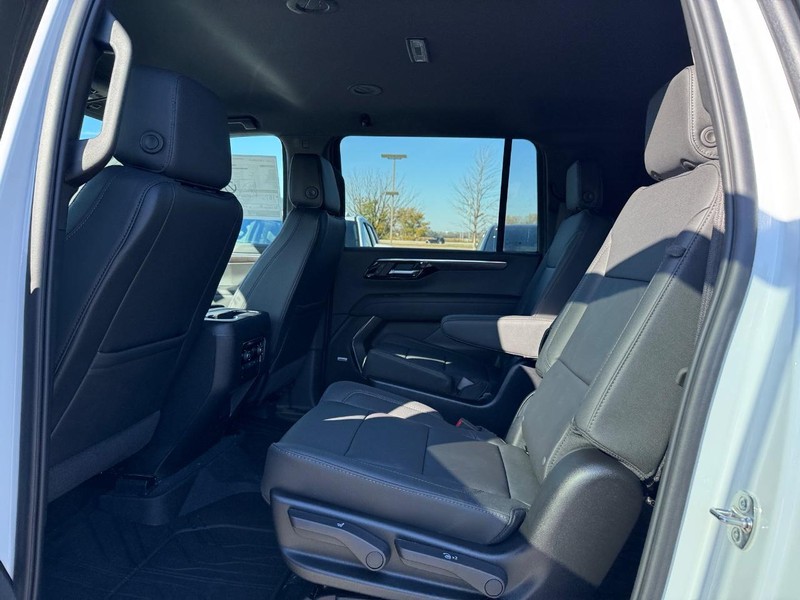 Chevrolet Suburban Vehicle Full-screen Gallery Image 5