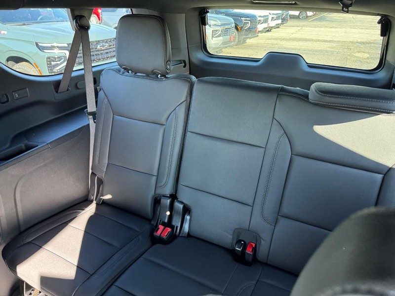 Chevrolet Suburban Vehicle Full-screen Gallery Image 6