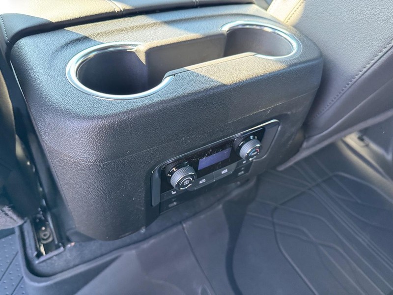 Chevrolet Suburban Vehicle Full-screen Gallery Image 7