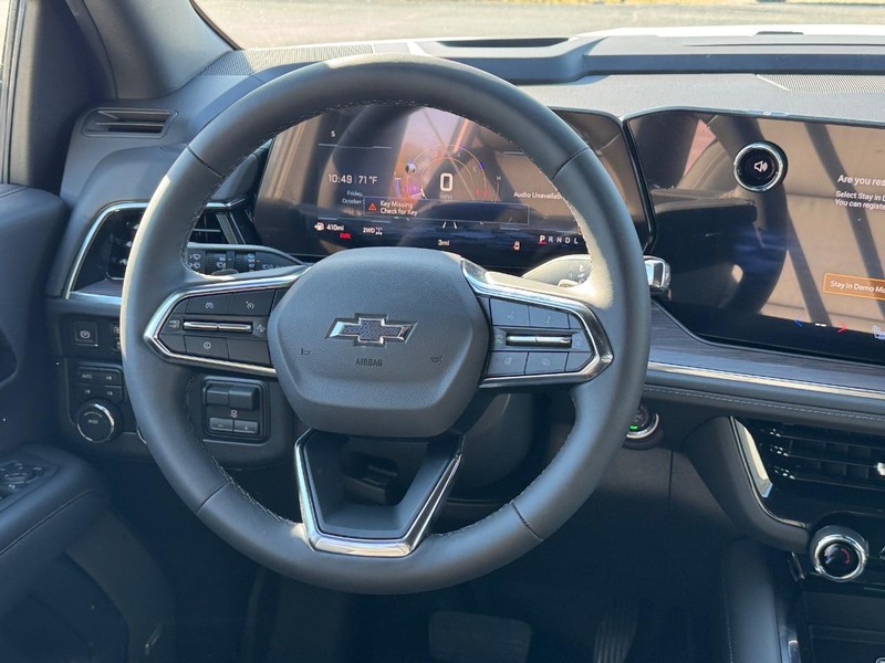 Chevrolet Suburban Vehicle Full-screen Gallery Image 9