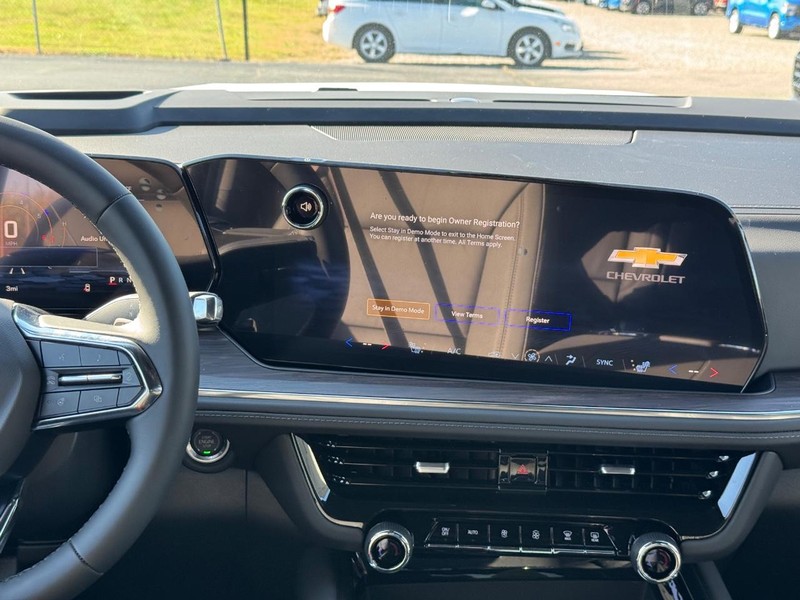 Chevrolet Suburban Vehicle Full-screen Gallery Image 10