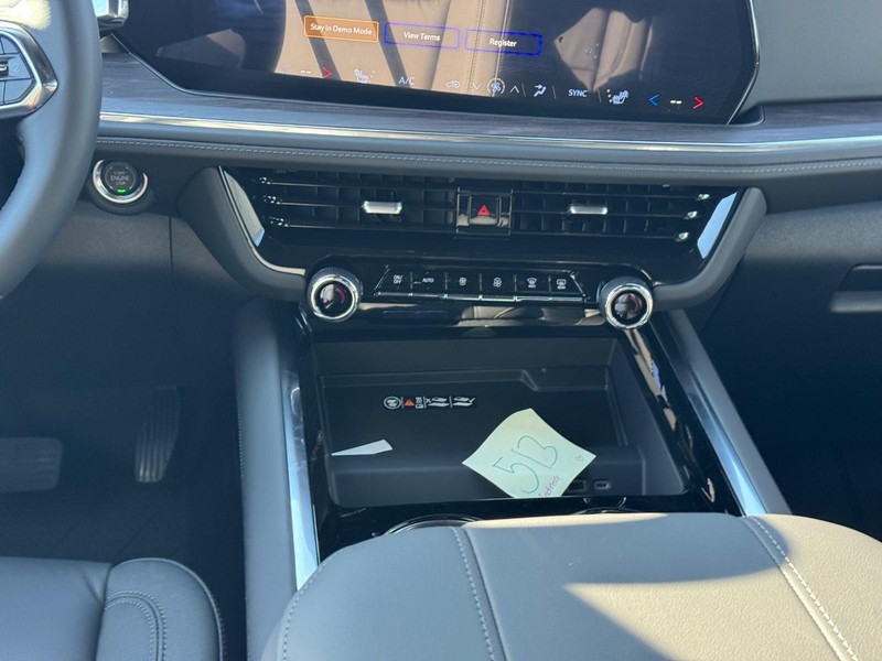 Chevrolet Suburban Vehicle Full-screen Gallery Image 11