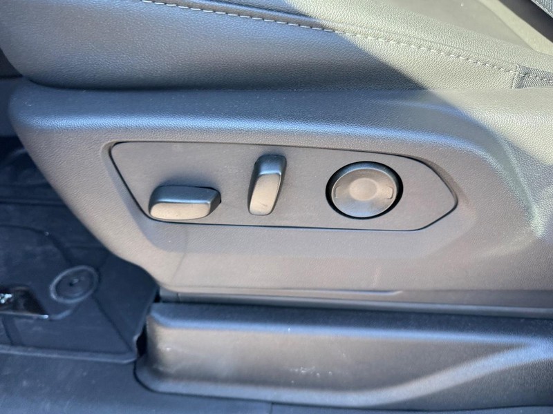 Chevrolet Suburban Vehicle Full-screen Gallery Image 12