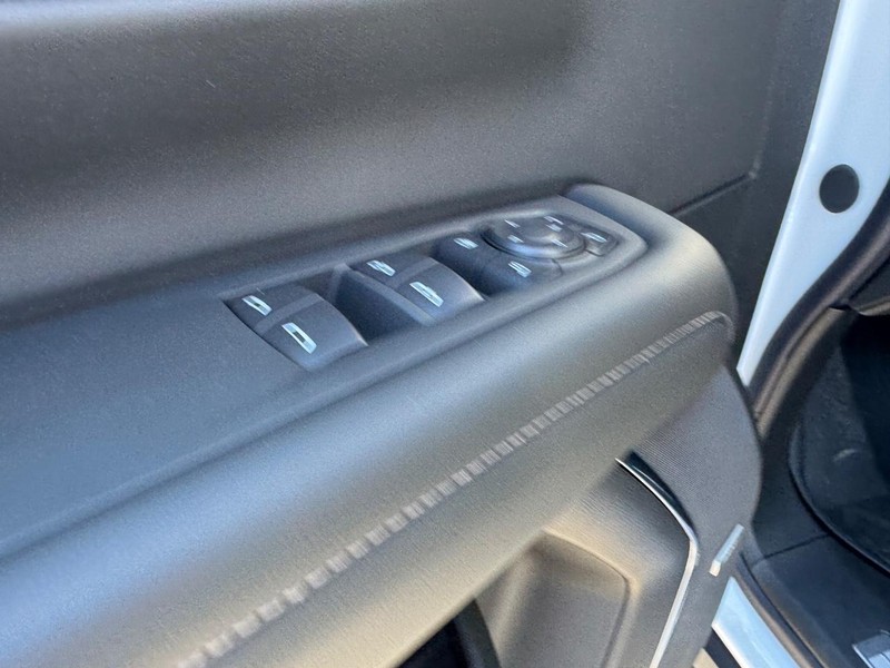 Chevrolet Suburban Vehicle Full-screen Gallery Image 13