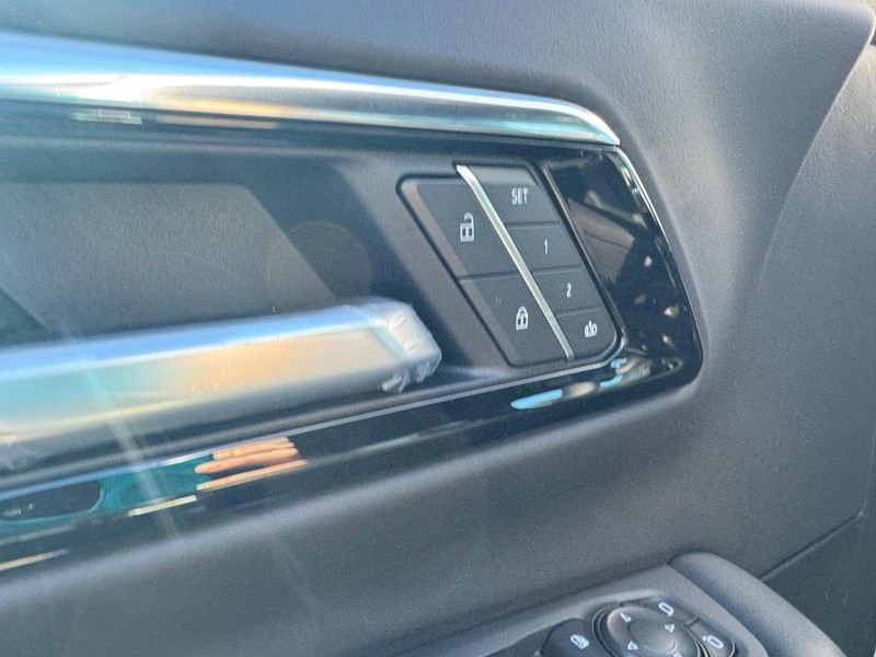 Chevrolet Suburban Vehicle Full-screen Gallery Image 14