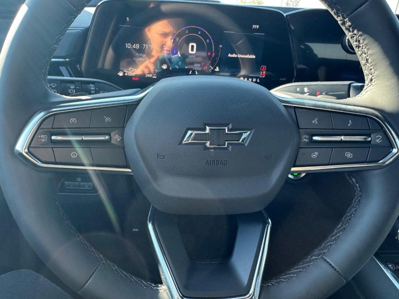 Chevrolet Suburban Vehicle Full-screen Gallery Image 15