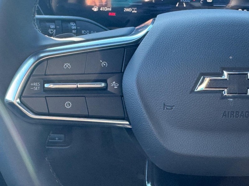 Chevrolet Suburban Vehicle Full-screen Gallery Image 16