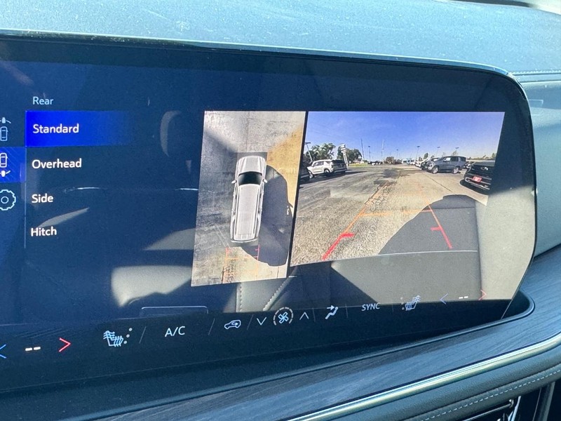 Chevrolet Suburban Vehicle Full-screen Gallery Image 19