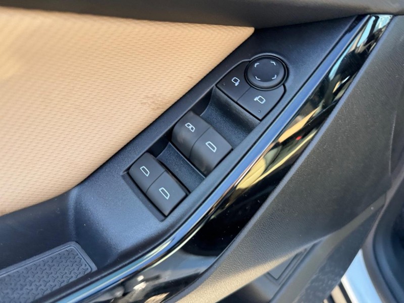 Chevrolet Equinox Vehicle Full-screen Gallery Image 12