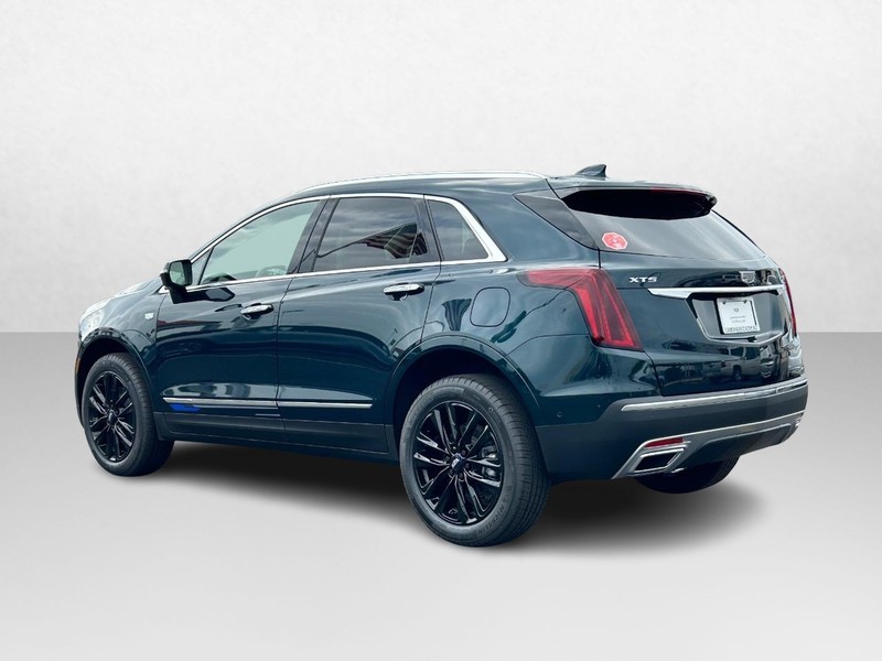 Cadillac XT5 Vehicle Full-screen Gallery Image 3